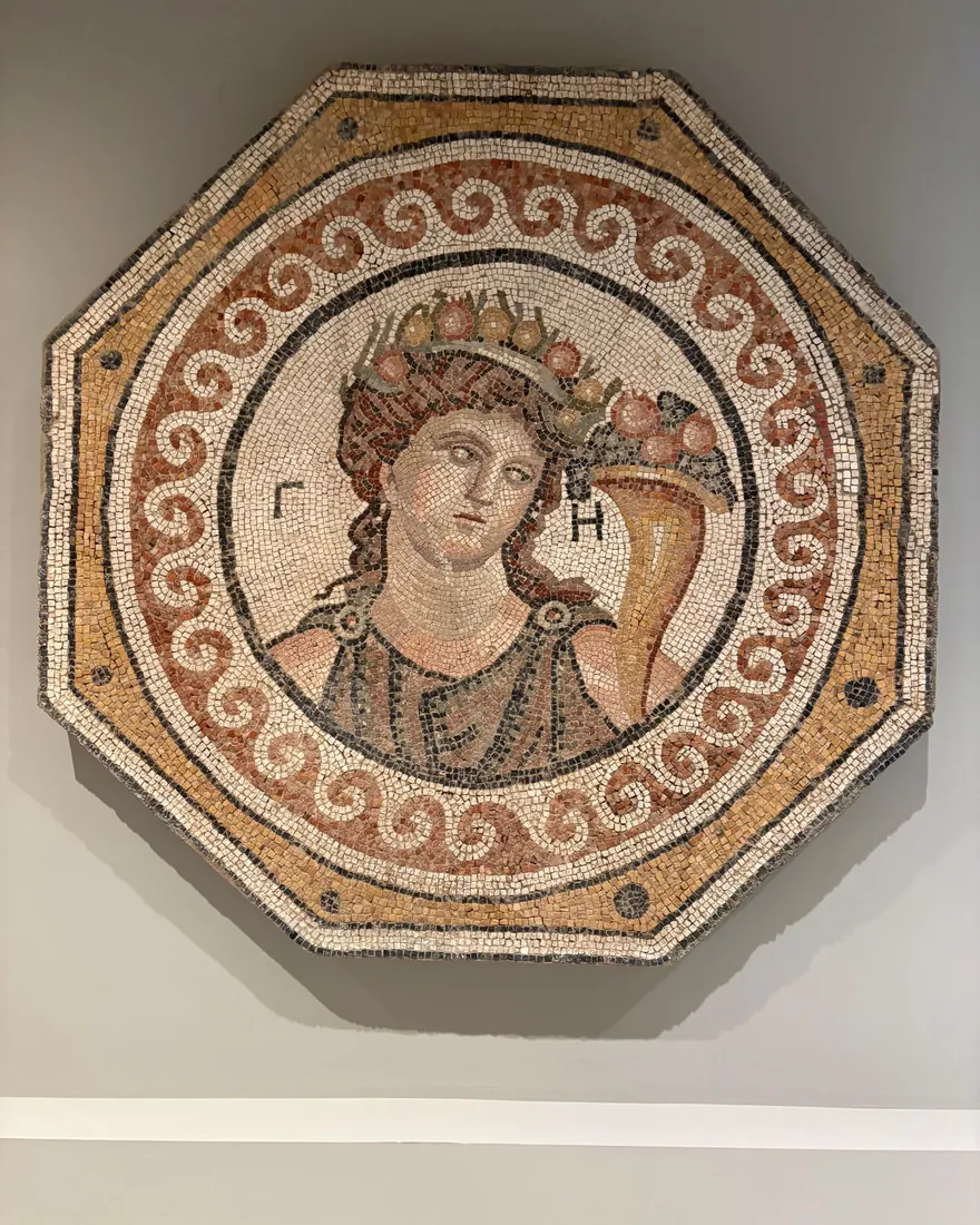 Detalle de un mosaico antiguo donde se aprecian las teselas, las juntas y la dirección de las filas